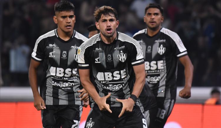 Imagen de En un duelo plagado de polémicas, Central Córdoba eliminó a San Lorenzo, que terminó con nueve