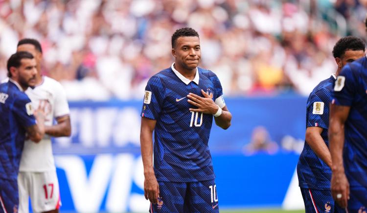 Imagen de Kylian Mbappé hace historia al convertirse en el primer jugador que repite como goleador de un mundial