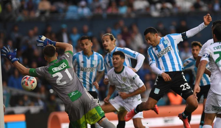 Imagen de Racing salvó su invicto de manera agónica frente a Banfield