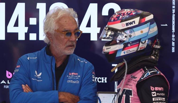 Imagen de Colapinto y Flavio Briatore, enfrentados en la antesala del Gran Premio de Hungría
