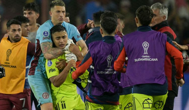 Imagen de Otra vez la U. de Chile: eliminación y escandaloso final ante Lanús