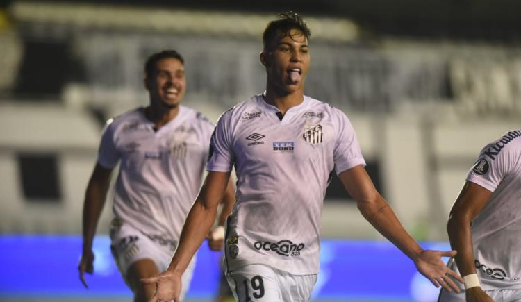 Imagen de SANTOS GOLEÓ A GREMIO Y ES SEMIFINALISTA