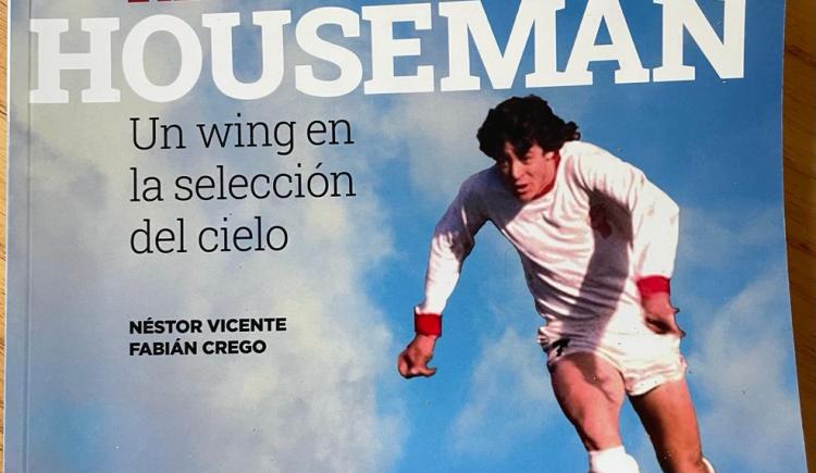 Imagen de El homenaje de Huracán para el Loco Houseman en forma de libro