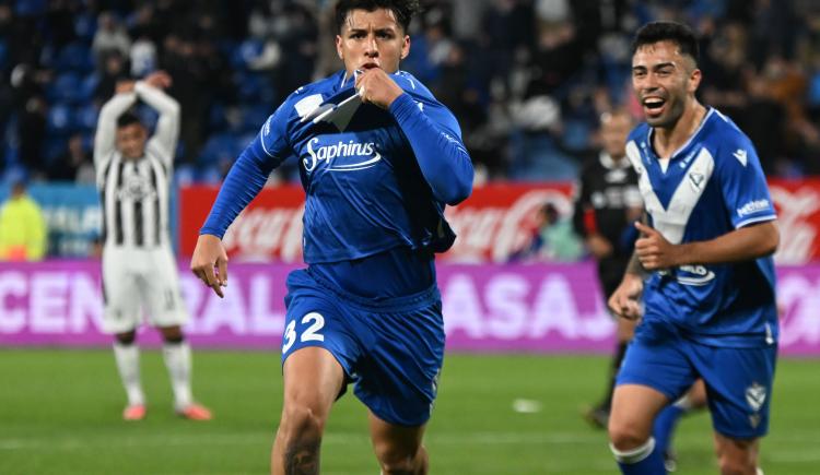 Imagen de Vélez ganó sobre la hora y se acercó a la cima de la tabla anual