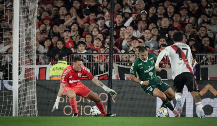 Imagen de La floja respuesta de Franco Armani en el gol de Sarmiento