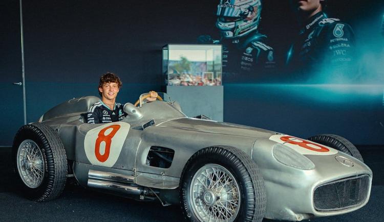 Imagen de Viaje en el tiempo: Antonelli se subió al auto de Fangio