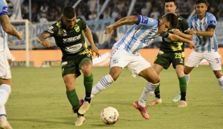 Imagen de Defensa se lució en Varela, derrotó a un caído Atlético Tucumán, y quedó puntero