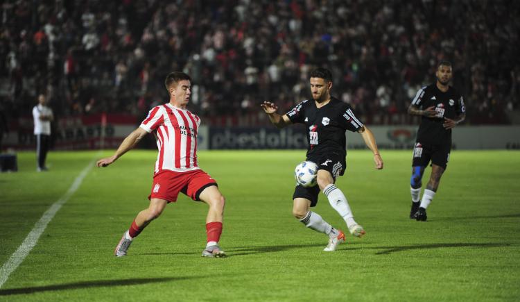 Imagen de En un partido polémico, Riestra dio el golpe y eliminó a San Martín (T)