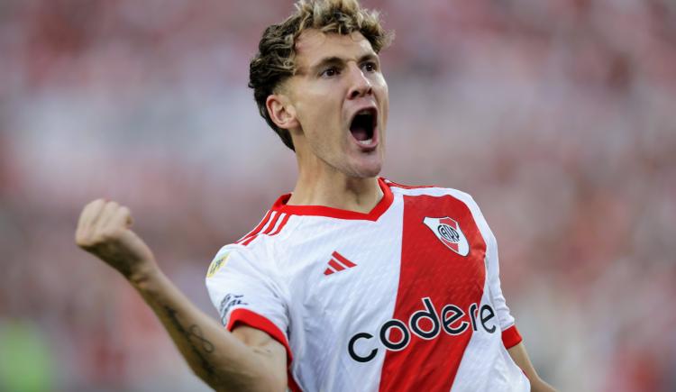 Imagen de River goleó a Vélez y lidera la zona A