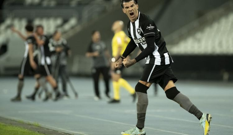 Imagen de Víctor Cuesta abrió el camino del triunfo de Botafogo