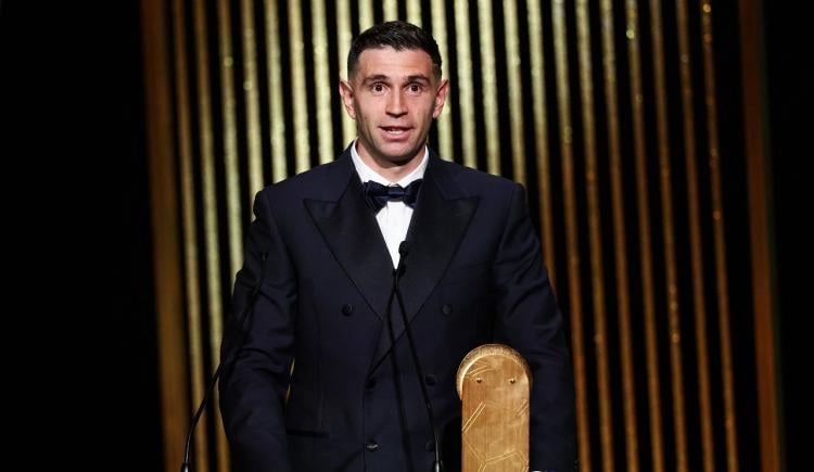 Imagen de Guantes de oro: Dibu Martínez volvió a ganar el premio Lev Yashin