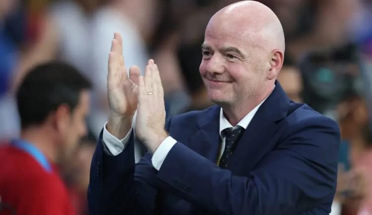 Imagen de El presidente de la FIFA se rindió a los pies de Boca