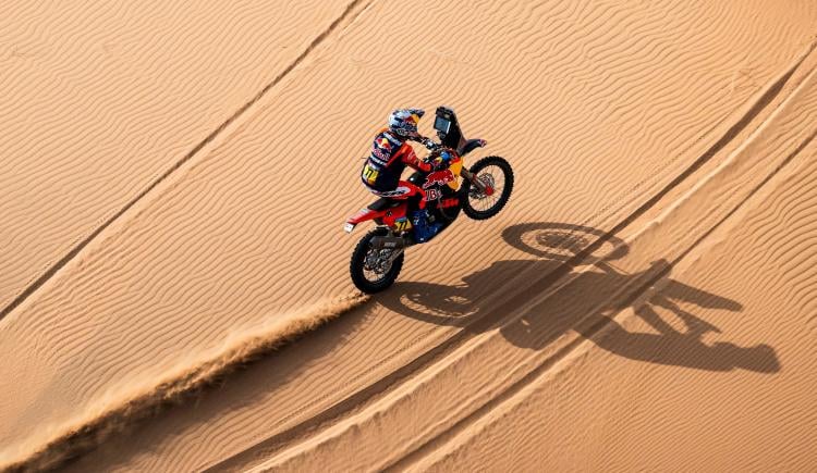 Imagen de Héroe y vencedor: Luciano Benavides ganó la octava etapa del Dakar y tuvo un valioso gesto con un rival
