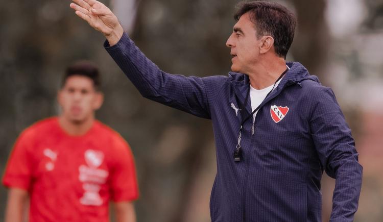 Imagen de Quinteros habló del mercado de pases de Independiente: "Ya tengo el teléfono preparado"