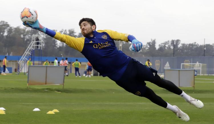 Imagen de A pesar del fuego cruzado, Agustín Rossi fue titular en la práctica de Boca Juniors