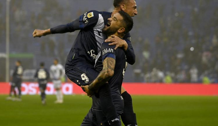 Imagen de Lluvia de goles en Liniers: Vélez aplastó a Independiente Rivadavia y es el único líder