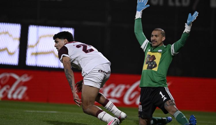 Imagen de Lanús goleó 3-0 a Riestra y revivió el único antecedente de una goleada al Malevo en el Guillermo Laza