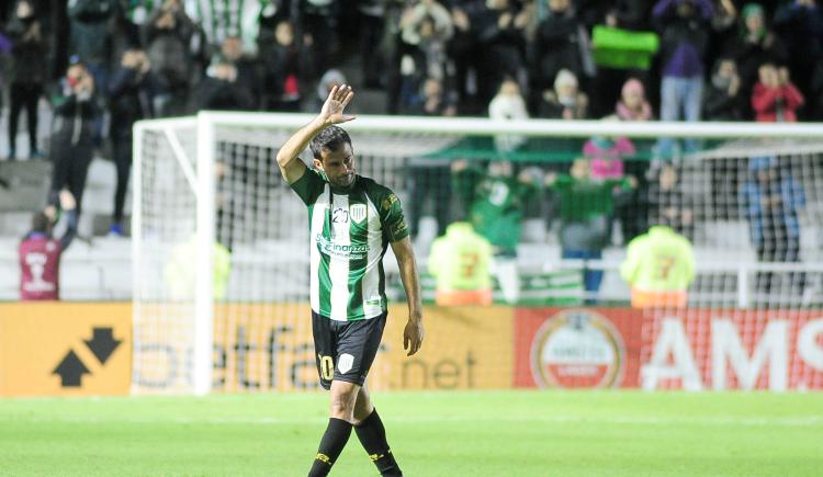Imagen de Banfield empató con Universidad Católica (Ecu) en la emotiva despedida de Cvitanich