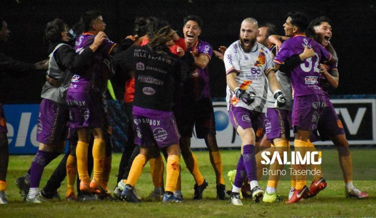 Imagen de A PEÑAROL LE EMPATARON EN EL MINUTO 93 CON UN GOL DEL ARQUERO RIVAL DESDE MITAD DE CANCHA