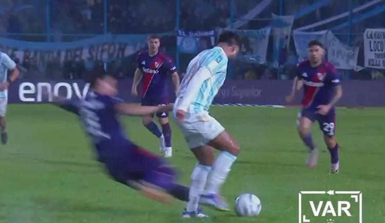 Imagen de El audio del VAR en la polémica amarilla a Arambarri en River - Atlético Tucumán: "Juega el balón"