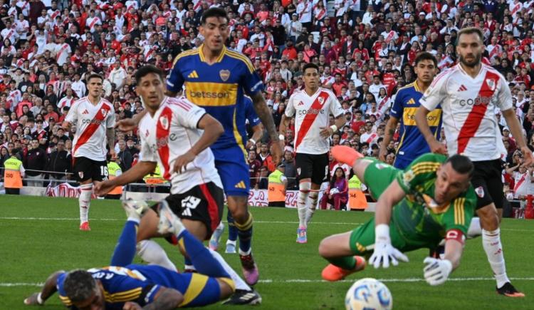 Imagen de Respiró River: la doble atajada milagrosa de Armani