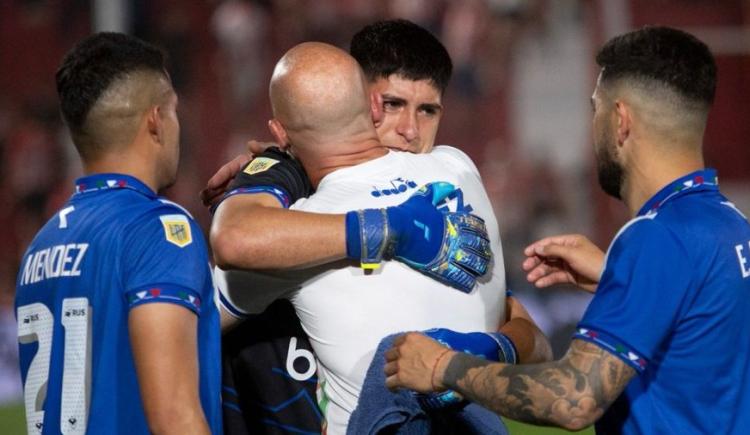 Imagen de El chico que debutó en Vélez, lo salvó en la última y se puso a llorar