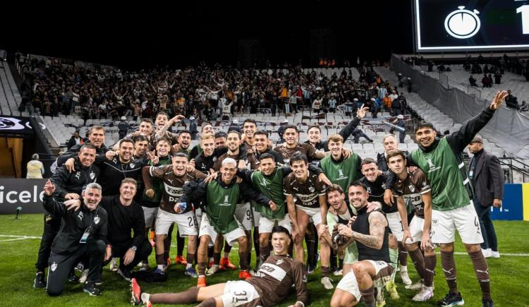 Imagen de El fin de un invicto histórico: Platense amargó a Diniz y clasificó ante Corinthians en Brasil