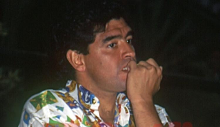 Imagen de La primera foto con Maradona, 30 años después