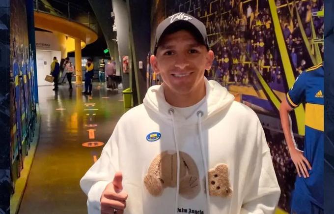 Imagen de Lucas Torreira, de visita en La Bombonera