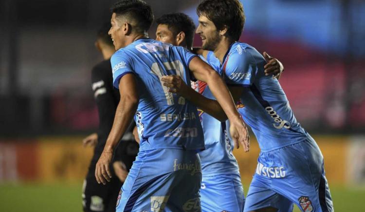Imagen de ARSENAL BUSCA SU PRIMER TRIUNFO ANTE ARGENTINOS JUNIORS