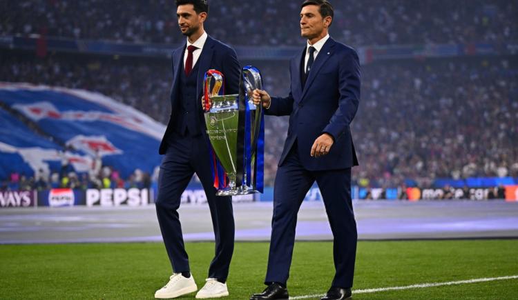 Imagen de Argentina está en la casa: Zanetti y Pastore, los encargados de transportar la Champions League