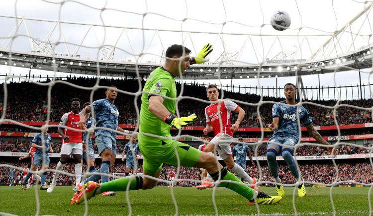 Imagen de Dibu Martínez fue villano en Emirates y le amargó la Premier a Arsenal