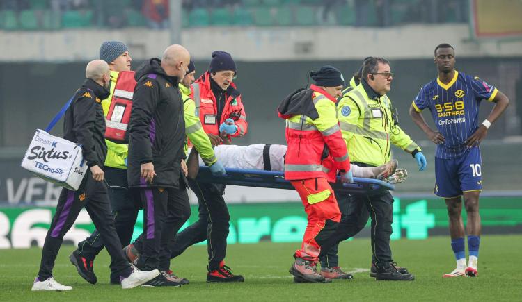 Imagen de Susto en Italia: un jugador de Fiorentina se desplomó en pleno partido y fue hospitalizado