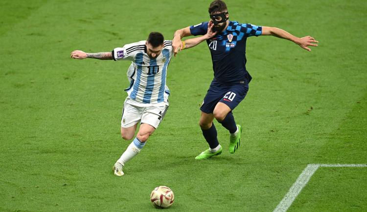 Imagen de Fue figura en Qatar 2022, Messi lo bailó en la semifinal y podría perderse el Mundial 2026 por una lesión