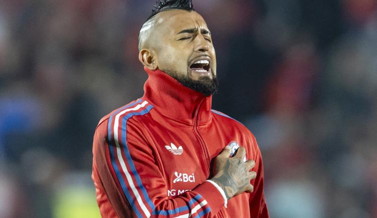 Imagen de Vidal, siempre Vidal: desde una foto con Messi hasta una bandera lapidaria
