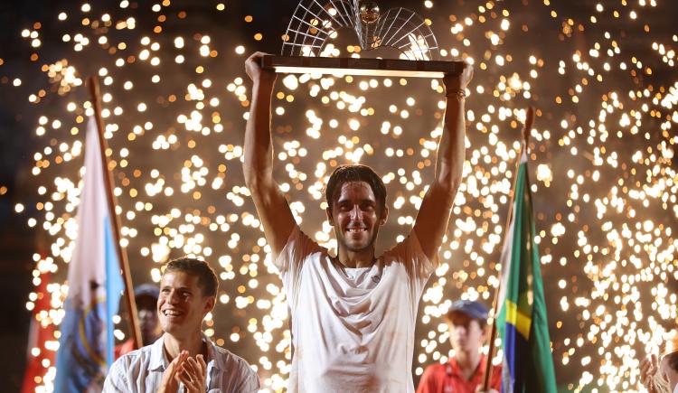 Imagen de Etcheverry, heroico: ganó dos partidos en un día y conquistó su primer título ATP