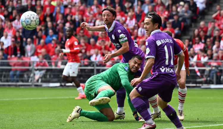 Imagen de PSV se consagró campeón con un guardián argentino bajo los tres palos