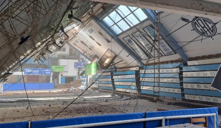 Imagen de Impactante: se derrumbó el techo del estadio de Regatas Corrientes
