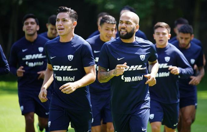 Imagen de El brasileño Dani Alves, multicampeón con Barcelona, firmó con Pumas de México