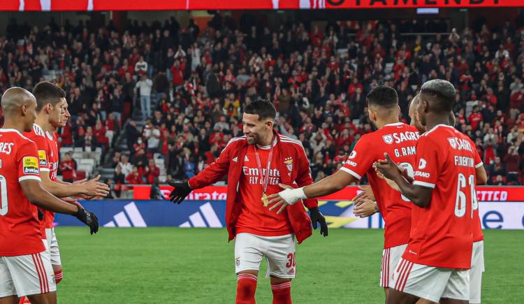 Imagen de Homenaje a Otamendi y ausencia de Enzo Fernández en el triunfo de Benfica