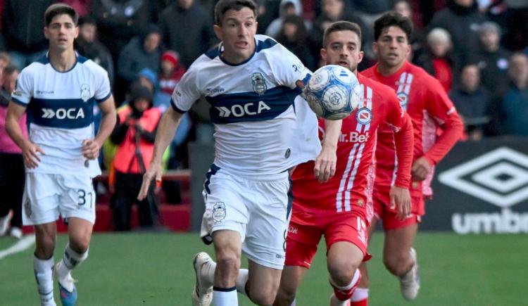 Imagen de Argentinos Juniors rescató un punto con diez y sigue en la cima