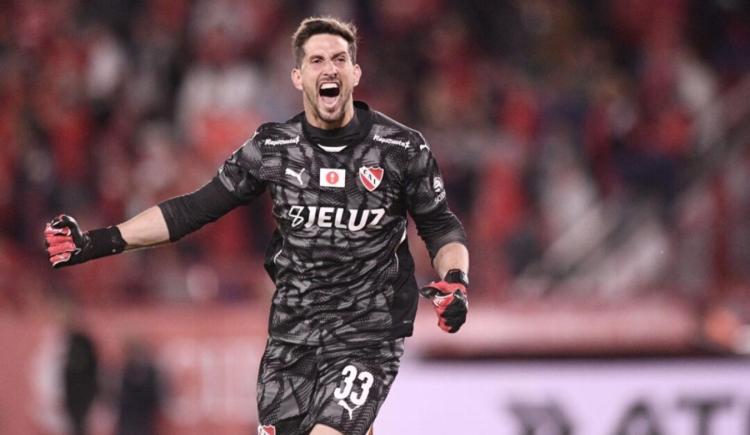 Imagen de El fin de una era en el arco del Rojo: Rodrigo Rey fue suplente tras una marca histórica