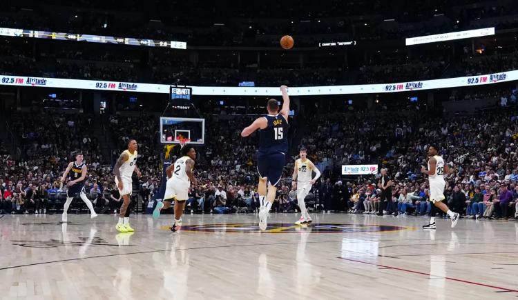 Imagen de El ridículo triple de Nikola Jokic con una mano y desde su propio campo