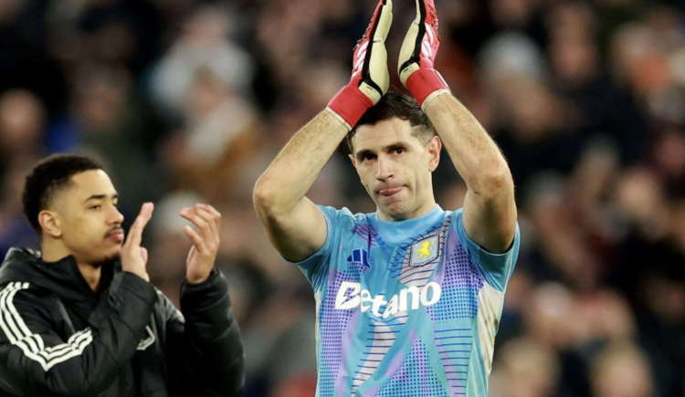 Imagen de Dibu Martínez, figura en el empate de Aston Villa ante West Ham