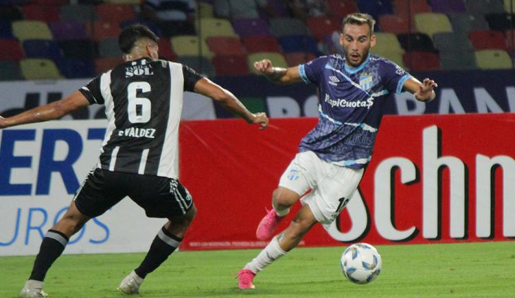 Imagen de Con un final polémico, Central Córdoba y Atlético Tucumán igualaron sin goles