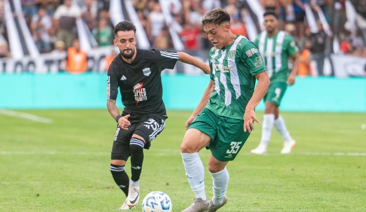 Imagen de A mano en el Bajo Flores: Riestra y Banfield empataron 1-1