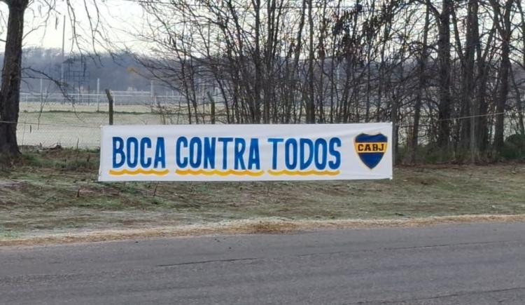 Imagen de "Boca contra todos": El mensaje que copó el predio del Xeneize y La Bombonera tras las polémicas con Cruzeiro