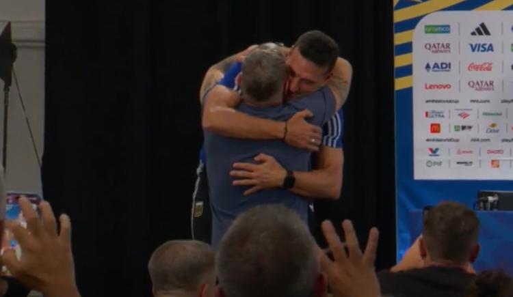 Imagen de Video: El emotivo encuentro entre Scaloni y Martín Palermo en la conferencia del DT de la Selección