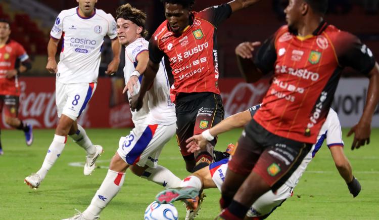 Imagen de San Lorenzo empató 0-0 con Deportivo Cuenca y quedó a un paso de la clasificación en la Sudamericana