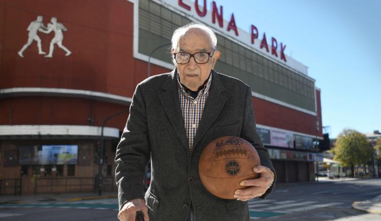 Imagen de Los 99 años del capitán campeón del mundo de básquet: su emotivo regreso al Luna Park